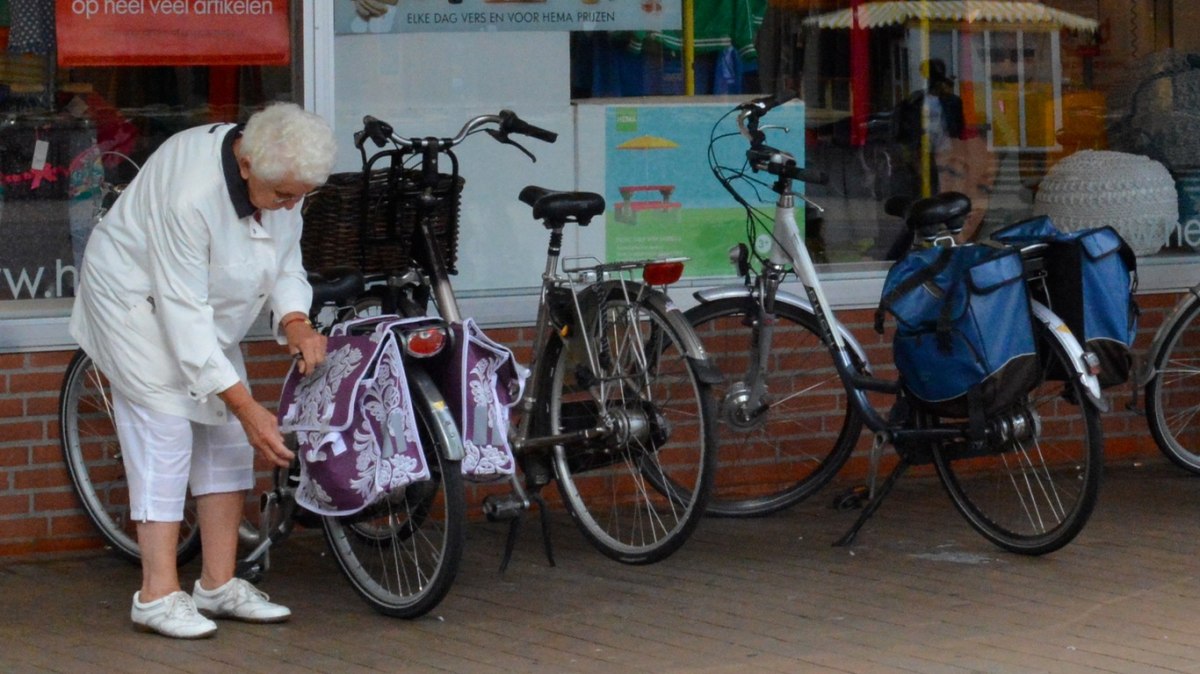 woman loading her bicycle with shopping assen